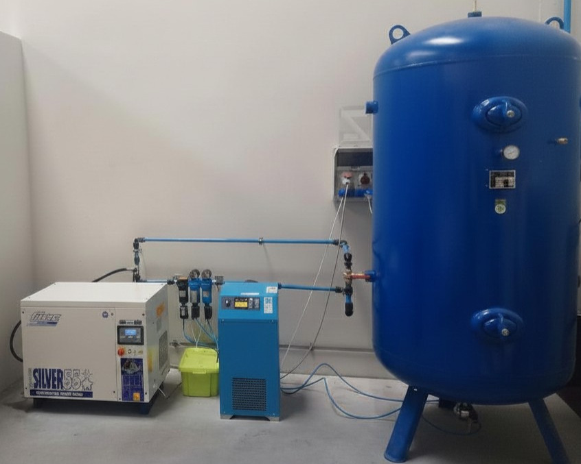 Gotowa instalacja sprężonego powietrza — sprężarka śrubowa, osuszacz, filtry i zbiornik 1500 l